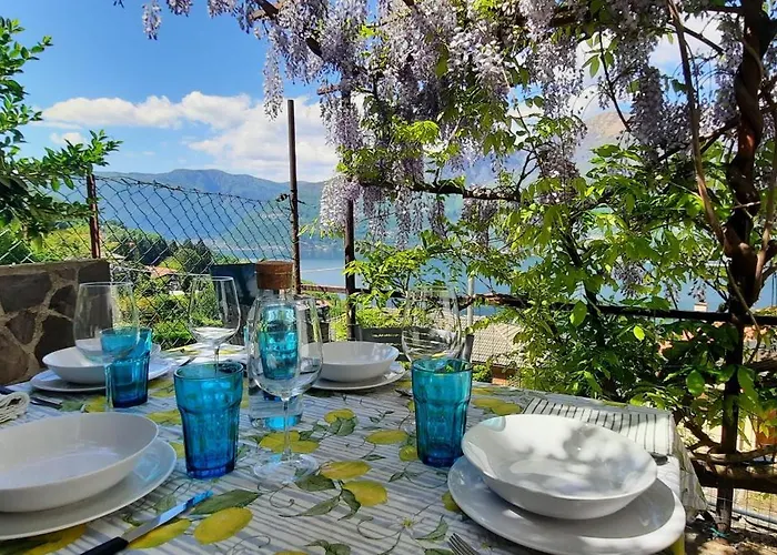 Vakantiehuis Casa Vacanze - Casa Quattro Luci Tronzano Lago Maggiore